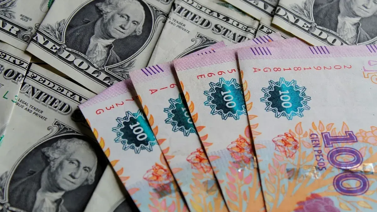 El dólar cae por tercera sesión consecutiva y toca su menor valor en ocho días