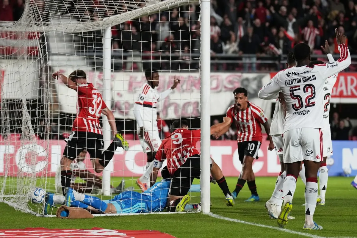 Estudiantes consigue empate ante Botafogo con gol de Cavani