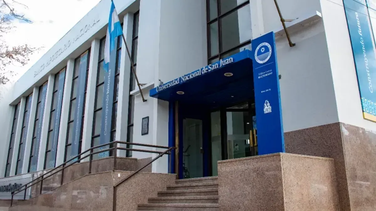 Familiares de estudiantes de preuniversitario se concentran en el Rectorado por continuidad del programa