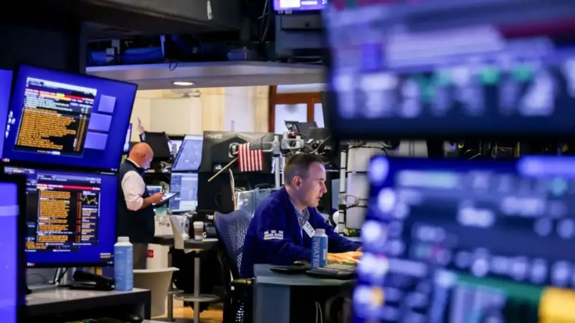 Acciones y bonos argentinos suben mientras el riesgo país se acerca a 500 puntos