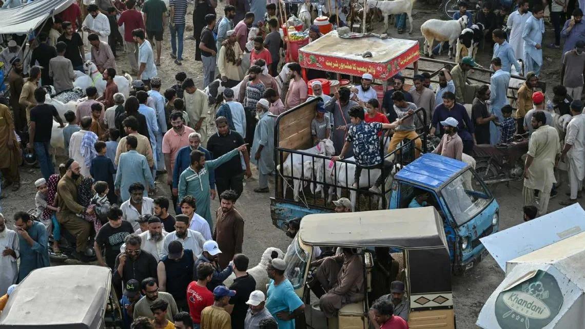 Ataque con explosivos deja al menos 24 muertos en tren con personal militar en Pakistán