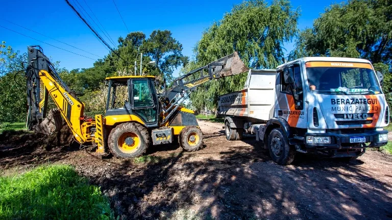 Avanzan las obras municipales para mejorar caminos y drenajes en El Pato