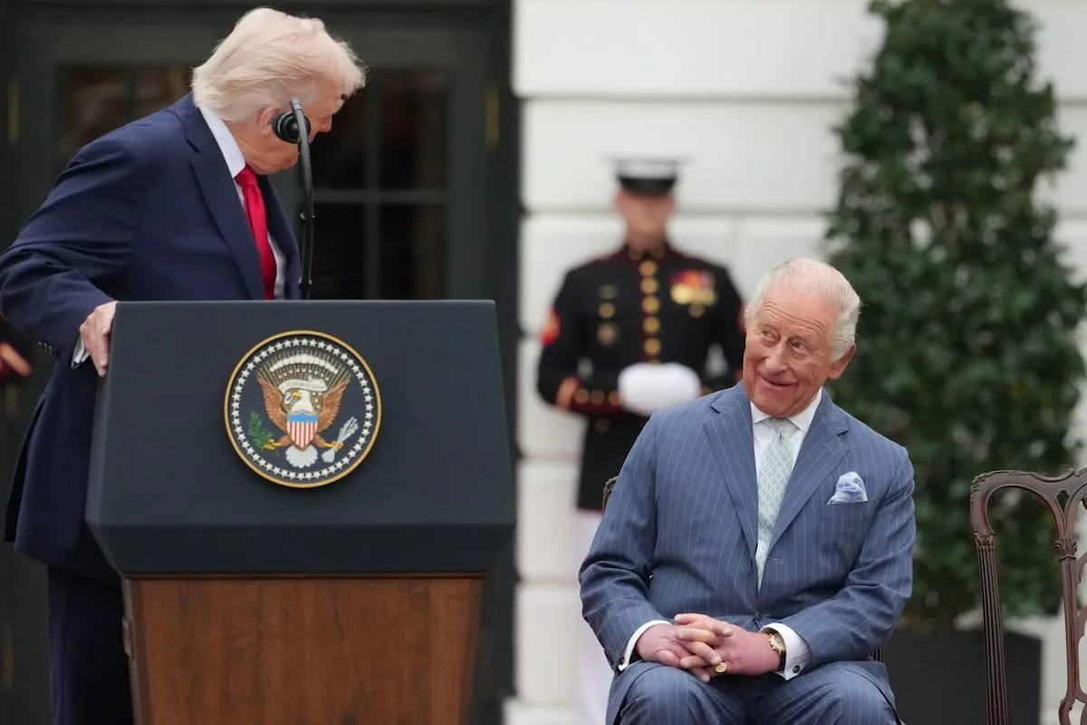 Carlos III ofrece lecciones de discreción política a Trump en su regreso público