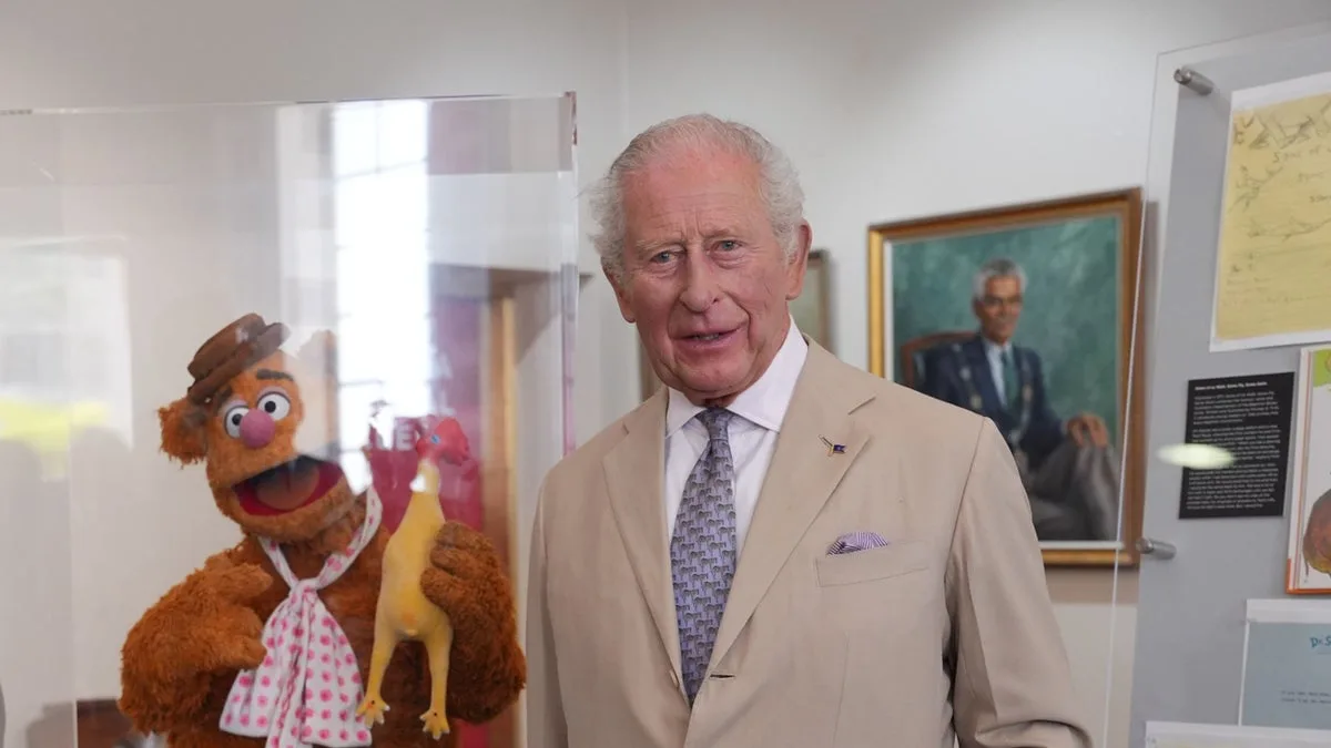 Carlos III posa con los Muppets en Bermudas: "Lamento haber tardado tanto