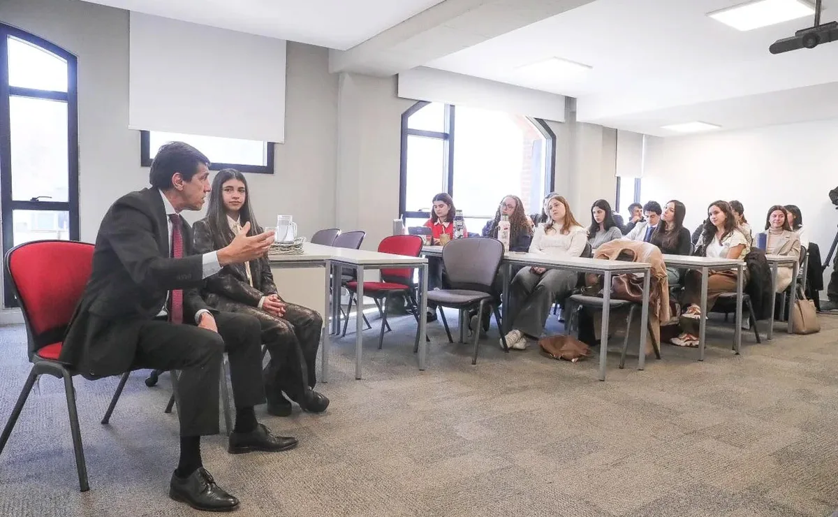 Carlos Sadir dialogó con estudiantes de la UCA sobre el futuro y desarrollo de Jujuy