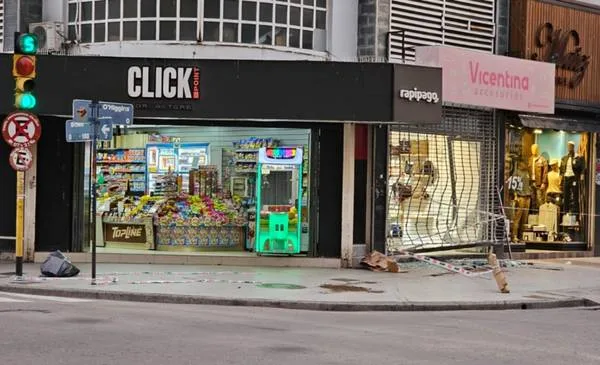 Conductor ebrio impactó contra la vidriera de un comercio en el centro