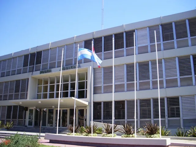 Confirman reincorporación de empleada municipal cesanteada tras anulación de su designación