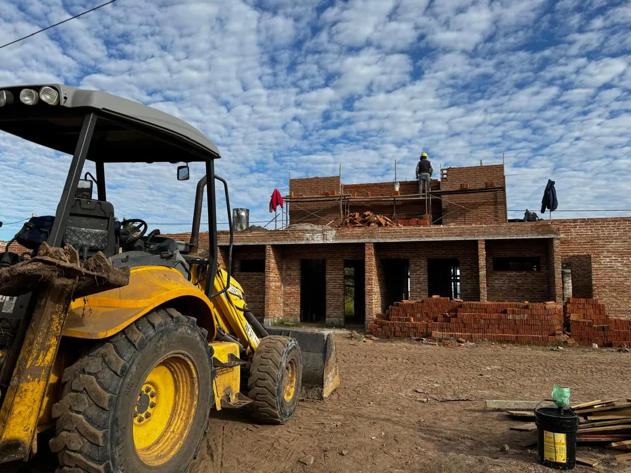 Continúa la construcción de viviendas en Santa Rita con impactante generación de empleo local