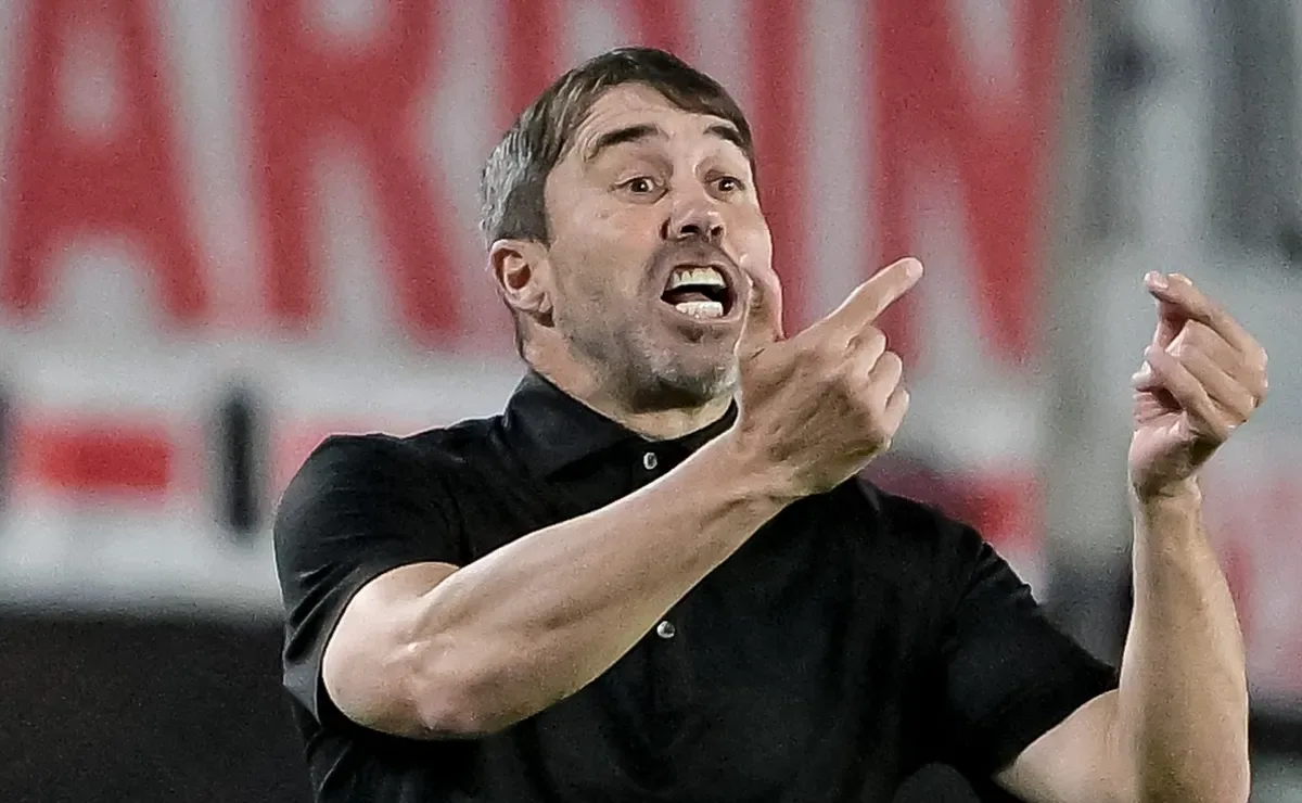 Coudet señala errores graves en la defensa de River ante Bragantino