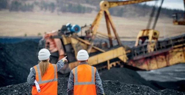 Crisis en la minería argentina por parálisis de obra pública y cuestionamientos al RIGI