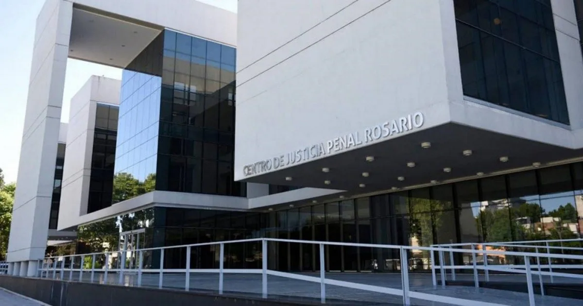 Detuvieron a un hombre por borrar mensajes de un teléfono secuestrado en Rosario
