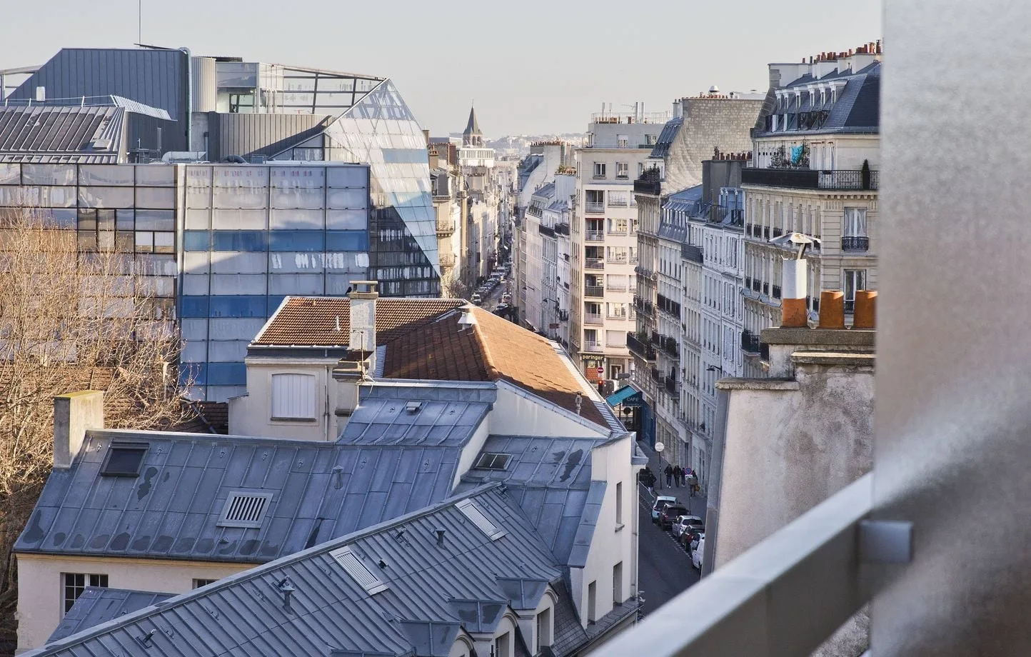 El desafío del calor extremo en los departamentos bajo techo en París