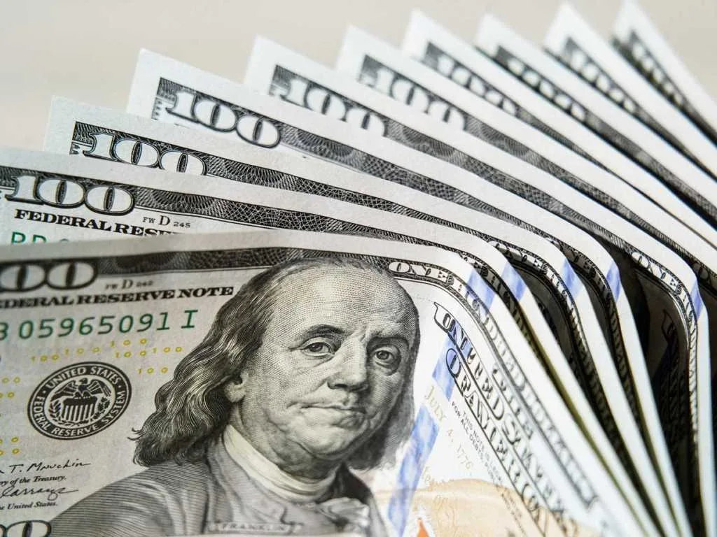 El dólar oficial se mantiene estable mientras el mercado financiero muestra calma