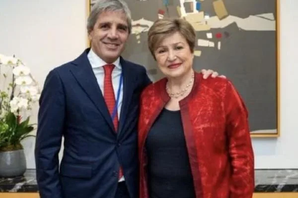 El FMI aprueba nuevo desembolso para Argentina y exige ajustes en jubilaciones y subsidios