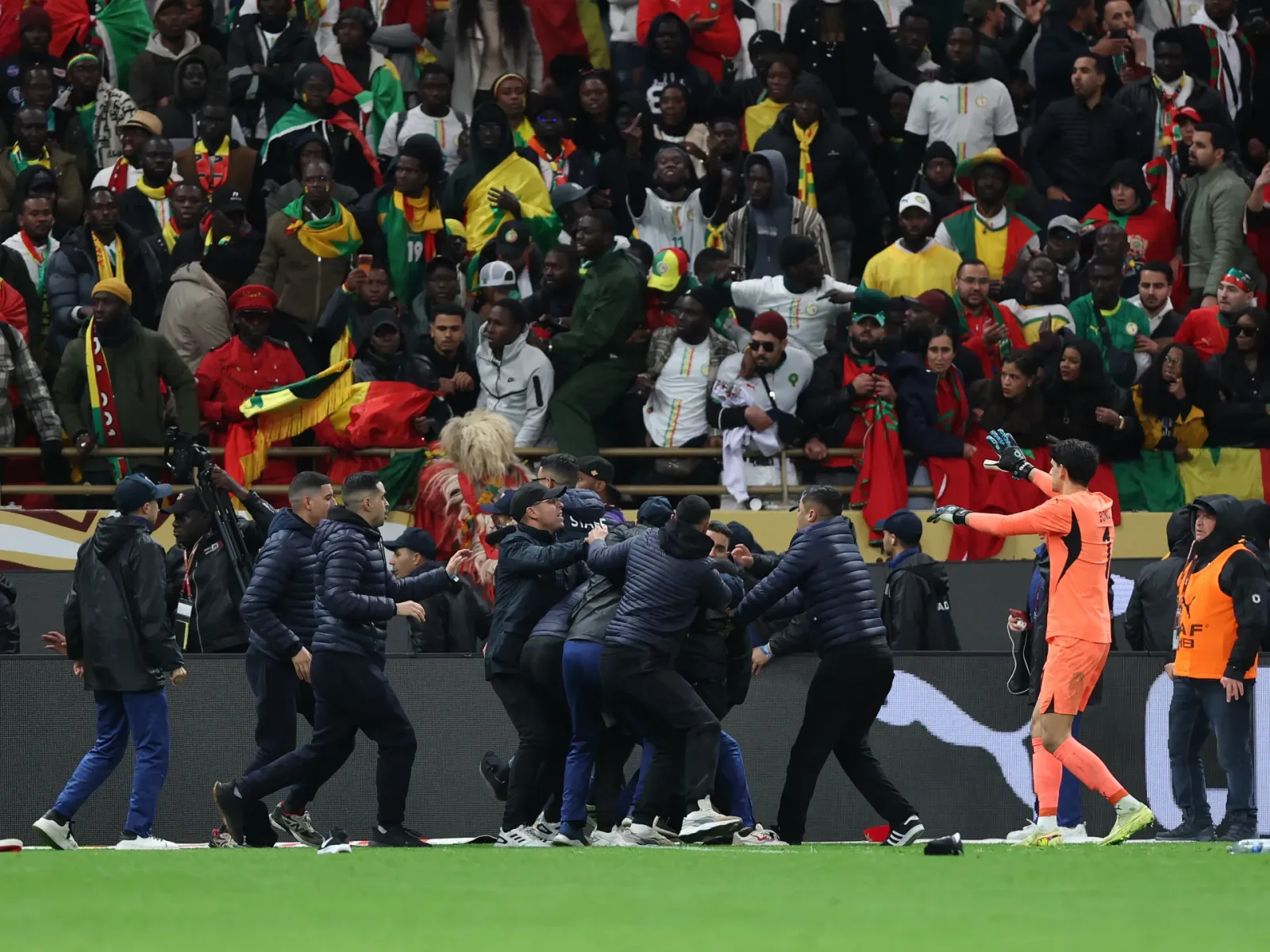 El rey de Marruecos concede perdón humanitario a hinchas senegaleses presos tras la final de la Copa Africana