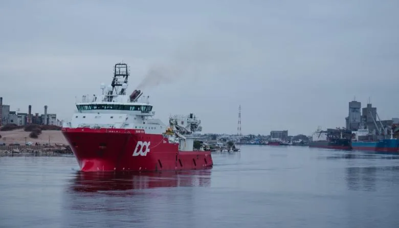El Skandi Hera zarpó de Quequén con anclas para un proyecto energético en Punta Colorada