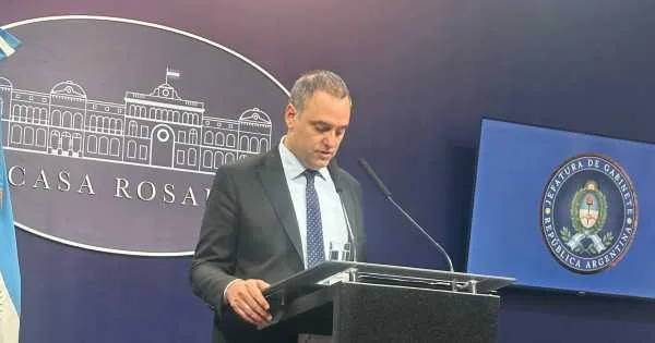 "Es seguridad nacional": Adorni defendió la custodia a su familia