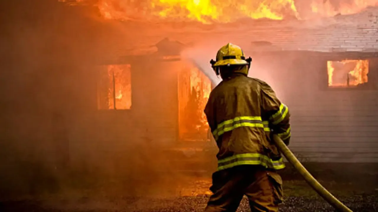 Explosión en edificio de Dallas provoca incendio fatal con tres víctimas confirmadas