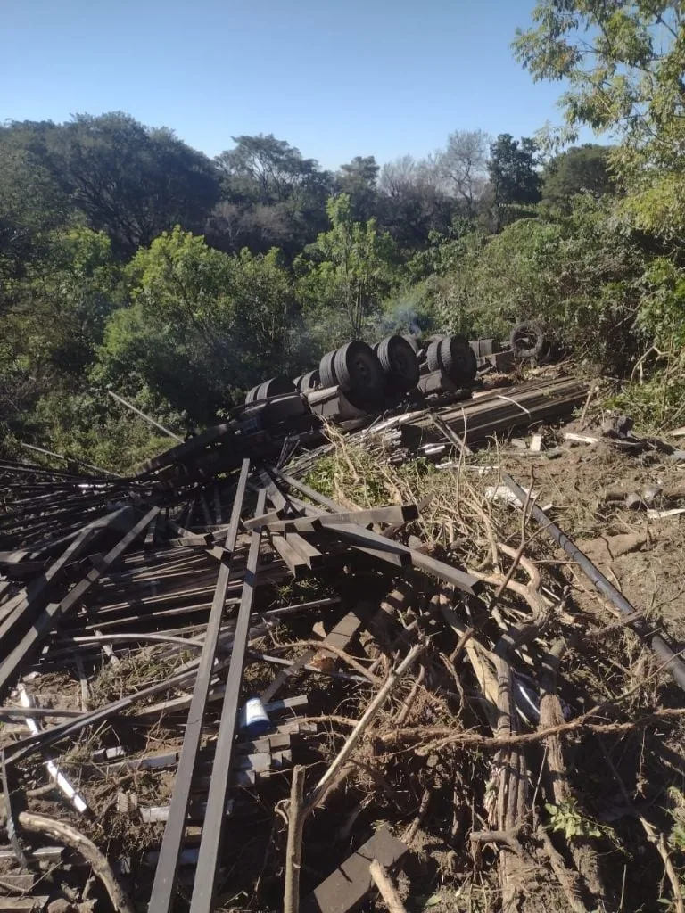 Fallece un camionero tras volcar y caer a un barranco en Catamarca