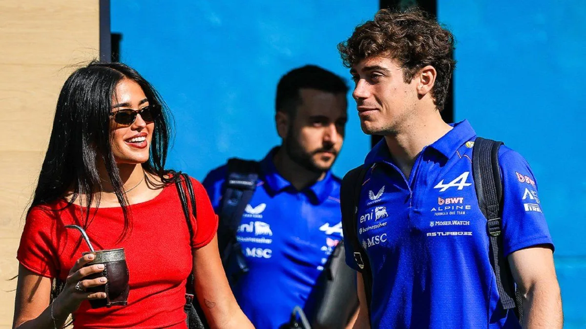 Franco Colapinto y Maia Reficco juntos en el paddock del GP de Miami