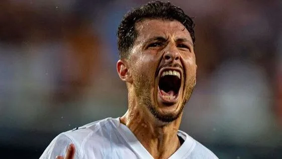 Guido Rodríguez brilla con golazo en la victoria de Valencia sobre Barcelona en LaLiga