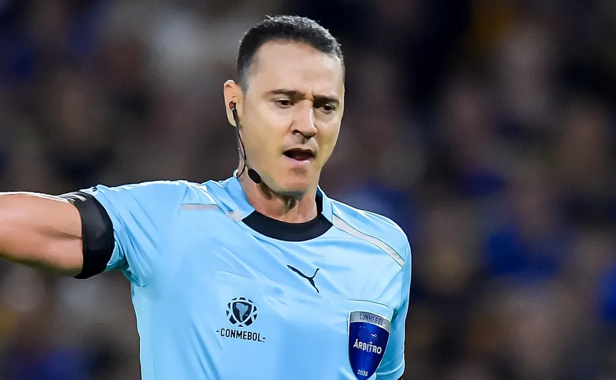 Hinchas de River cuestionan decisión arbitral de Roldán en el partido ante Bragantino