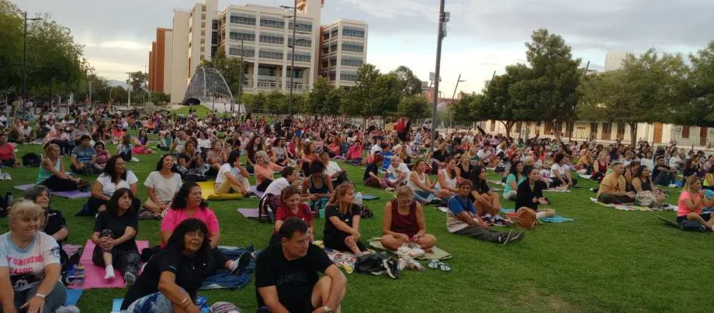 Invitan a meditar en grupo para reducir el estrés y promover la paz interior