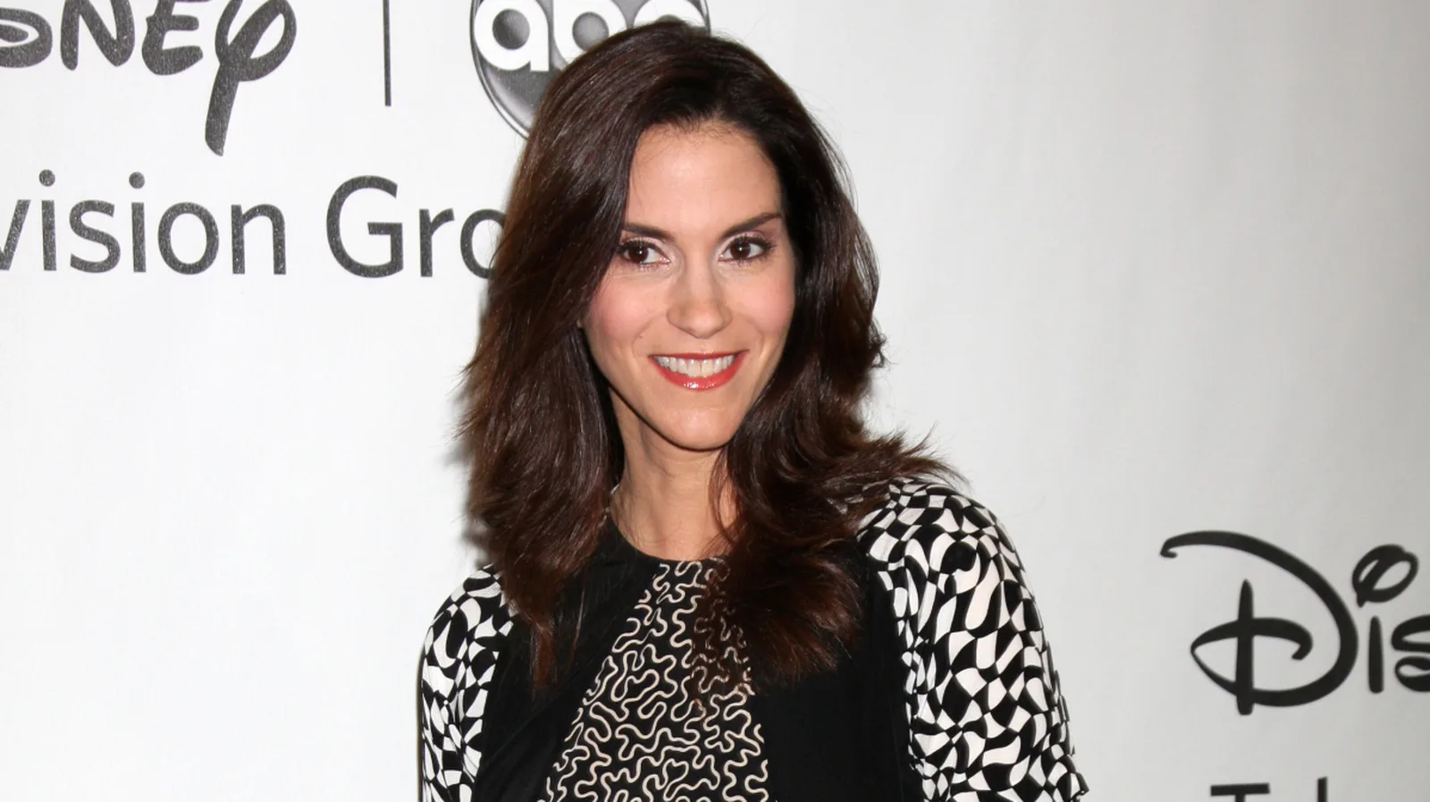 Jami Gertz redefine la elegancia al adoptar sus canas con naturalidad y estilo