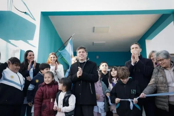 Kicillof inaugura escuela primaria en San Vicente mientras obra secundaria queda paralizada