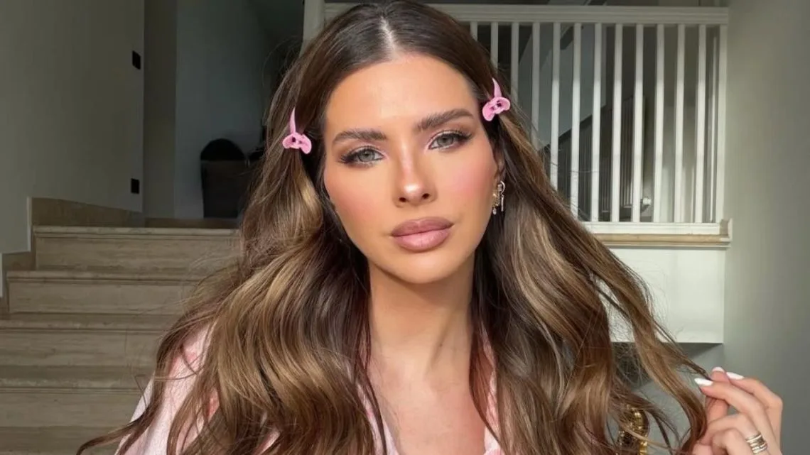 La China Suárez impulsa la tendencia del "shadow root" beige miel para el invierno