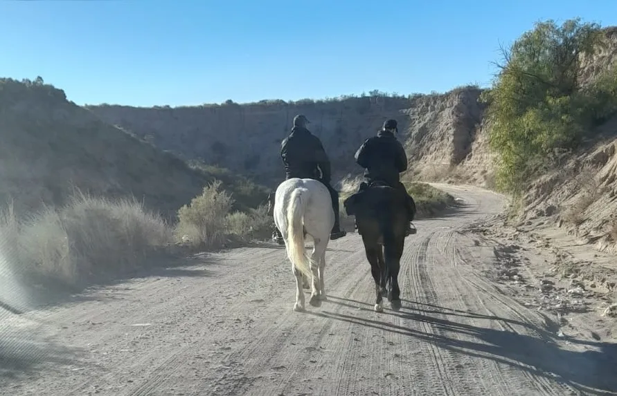 La Policía Montada localiza a hombre perdido en zona rural tras intenso rastrillaje a caballo
