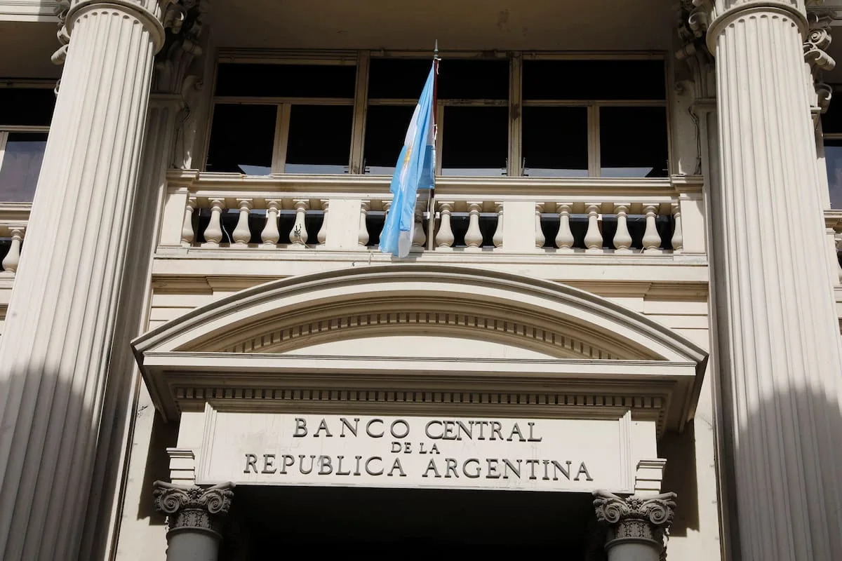 Las reservas brutas rondan los 46.000 millones de dólares mientras las netas vuelven a terreno negativo