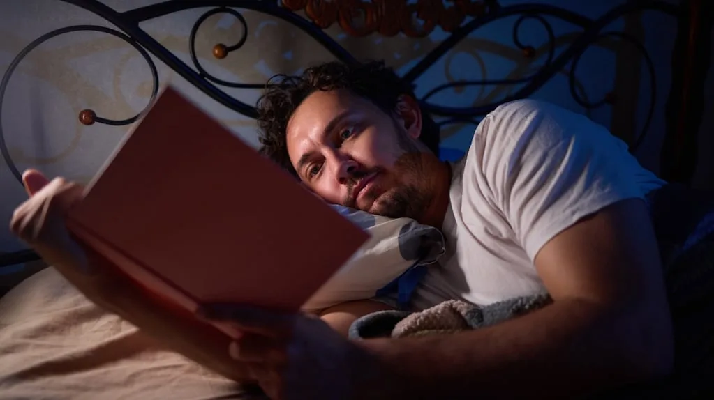 Leer antes de dormir desarrolla una habilidad clave, según la psicología