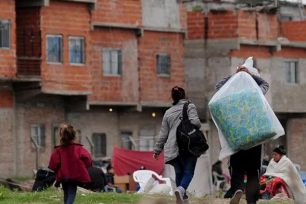 Los sectores más pobres en Argentina pagan una mayor proporción de sus ingresos en impuestos que los ricos