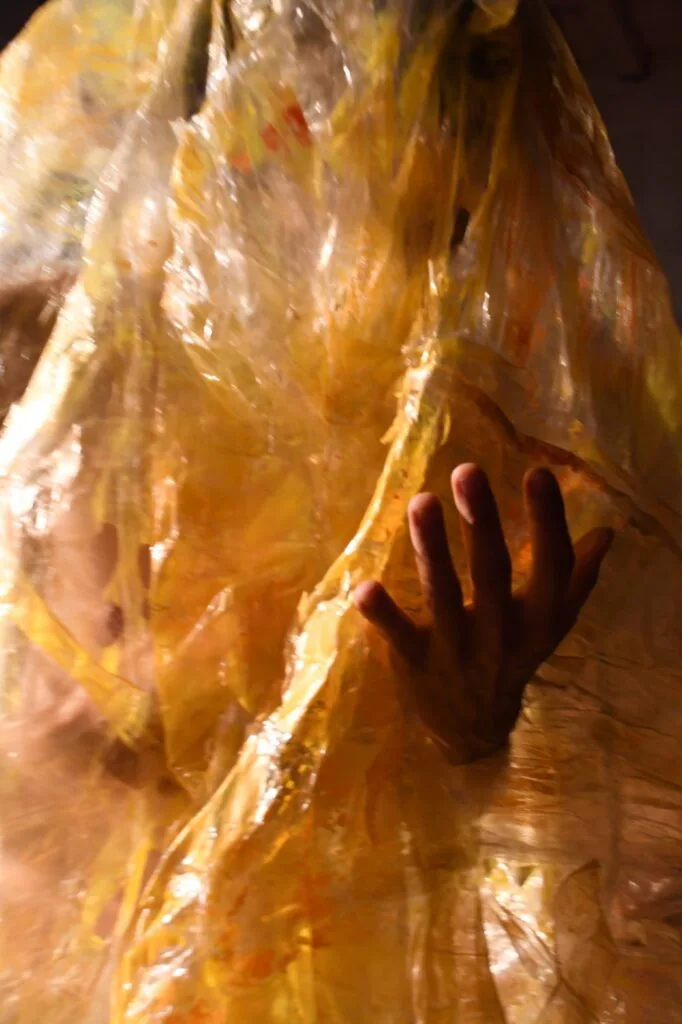 Magy Ganiko estrena una obra que fusiona I-Ching y Butoh en una danza de mutaciones corporales