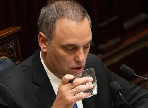 Manuel Adorni mantuvo contacto con testigo en causa por enriquecimiento, pero no enfrentó sanciones
