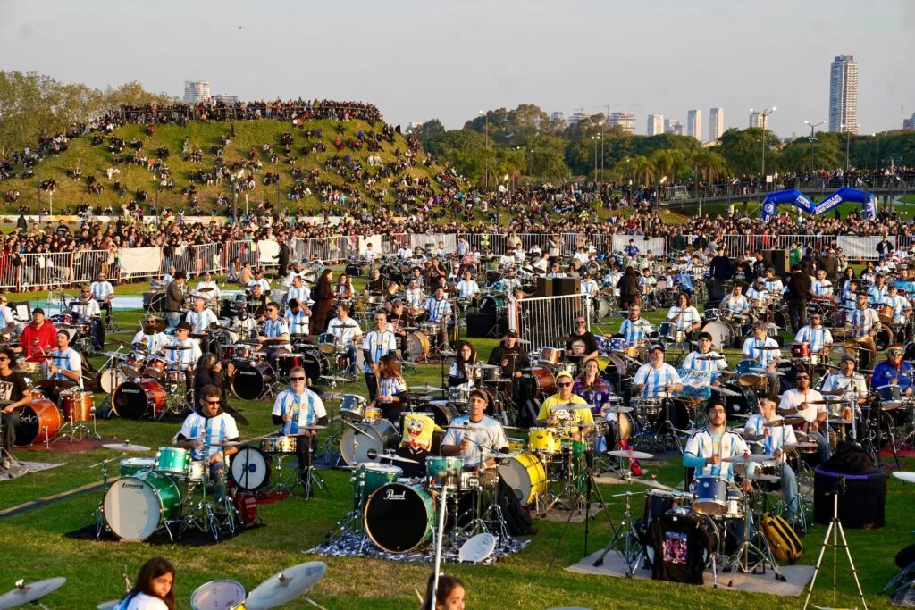 Más de 500 bateristas unieron sus ritmos en un récord al aire libre en Buenos Aires