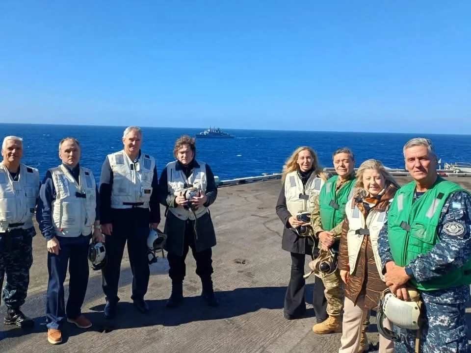 Milei participó en ejercicios navales a bordo del portaaviones USS Nimitz frente a Mar del Plata