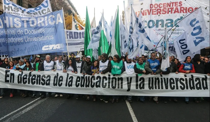 Movilización universitaria en Buenos Aires exige mayor presupuesto y mejora salarial