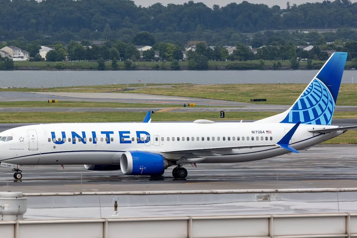 Pasajero agredió a una azafata e intentó entrar a la cabina en vuelo de United Airlines