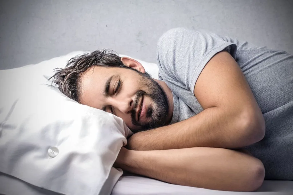 Por qué dormir de noche es fundamental y los riesgos del sueño diurno para la salud
