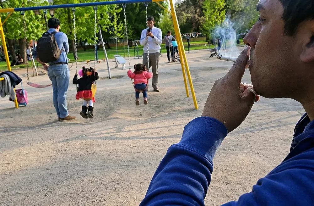 Proponen prohibir fumar en todos los espacios públicos al aire libre de la provincia de Buenos Aires