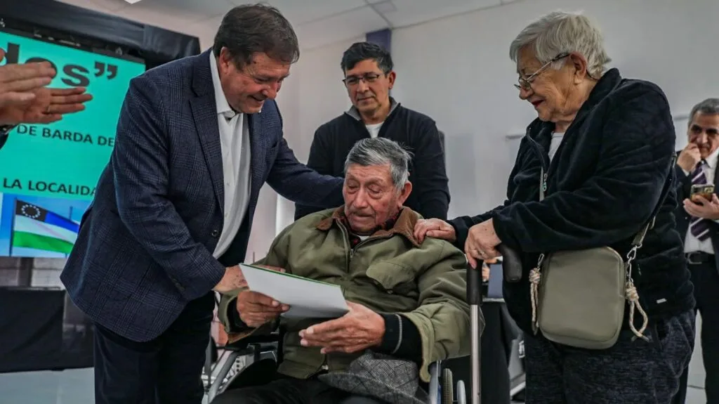 Provincia avanza en Barda del Medio con nuevo polideportivo y entrega de escrituras