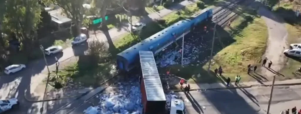 Servicio limitado en el tren San Martín tras choque con camión en Pilar
