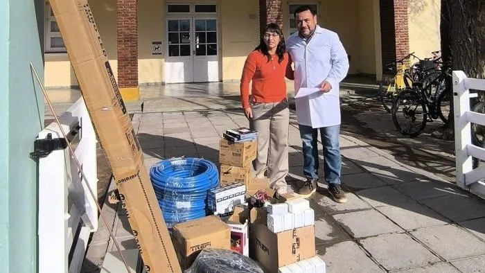 Sierra Colorada impulsa mejoras en escuelas con nuevos materiales y equipamiento deportivo