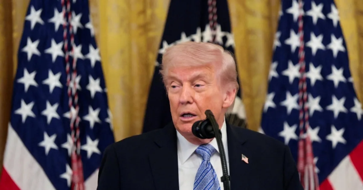 Trump reporta ataque iraní repelido en Ormuz y amenaza con represalia "mucho más violenta