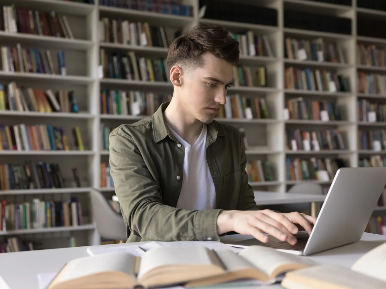 Una plataforma de viajes capacita jóvenes en tecnología y les ofrece empleo directo