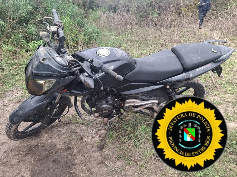 Vecinos descubren motocicleta robada sumergida en arroyo tras casi un año desaparecida