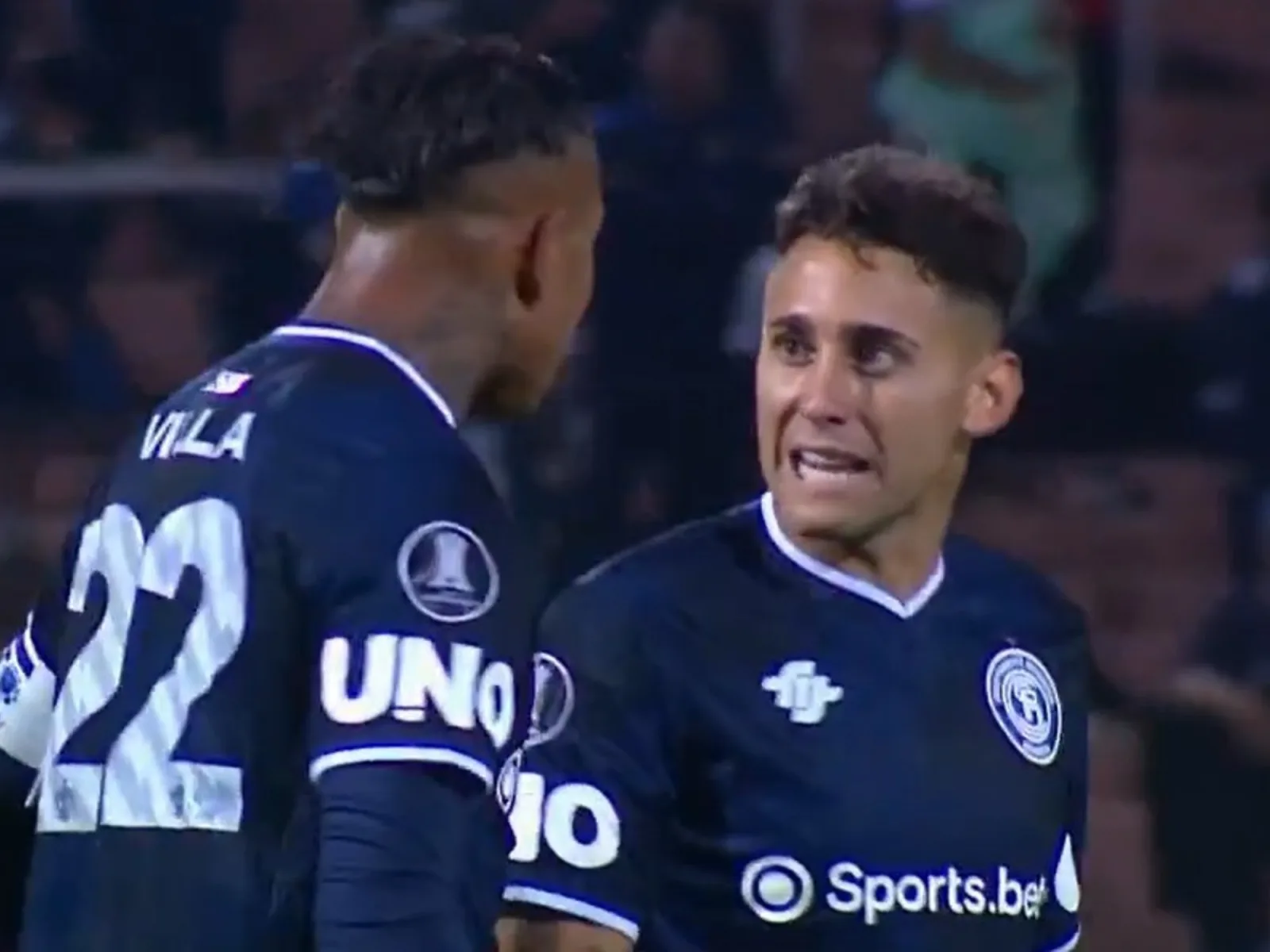 Villa protagoniza acalorado cruce con un compañero en la goleada de Independiente Rivadavia