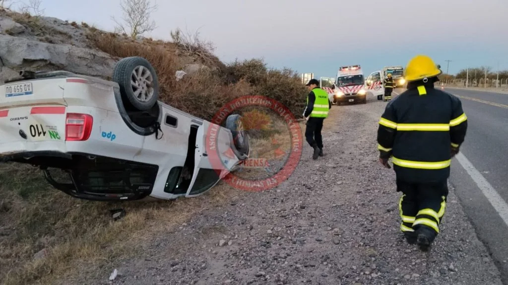 Vuelca camioneta oficial del Departamento Provincial de Aguas en la Ruta 22 sin víctimas graves
